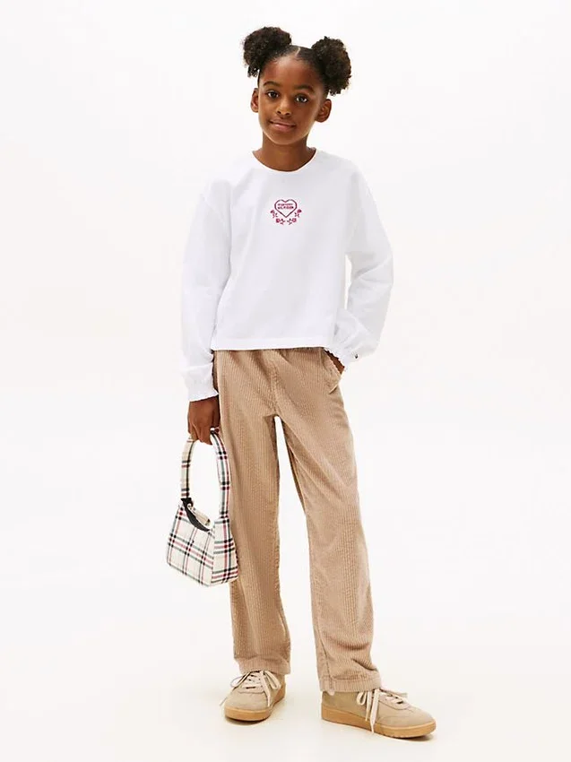 Camiseta infantil com logótipo bordado em forma de coração Camiseta infantil com logótipo bordado em forma de coração