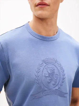 Camiseta tingida com logotipo de folha de louro