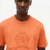 Camiseta tingida com logotipo de folha de louro Camiseta tingida com logotipo de folha de louro