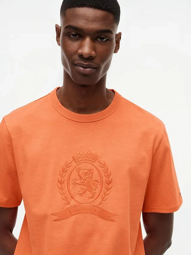 Camiseta tingida com logotipo de folha de louro Camiseta tingida com logotipo de folha de louro