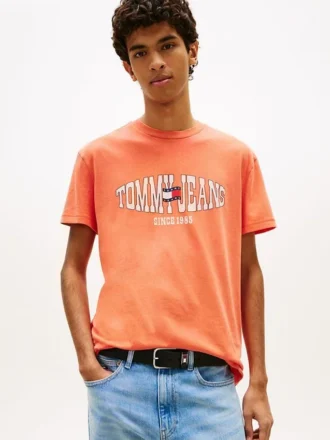 Camiseta Tommy Jeans com logotipo de bandeira ondulada
