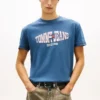 Camiseta Tommy Jeans com logotipo de bandeira ondulada Camiseta Tommy Jeans com logotipo de bandeira ondulada