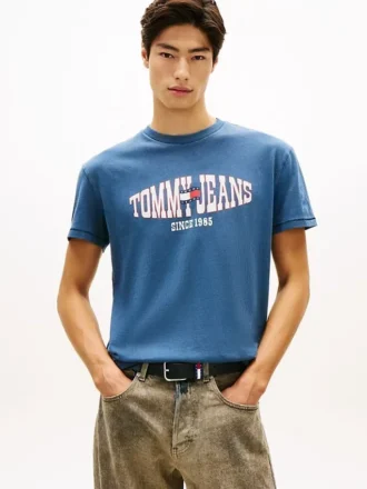 Camiseta Tommy Jeans com logotipo de bandeira ondulada