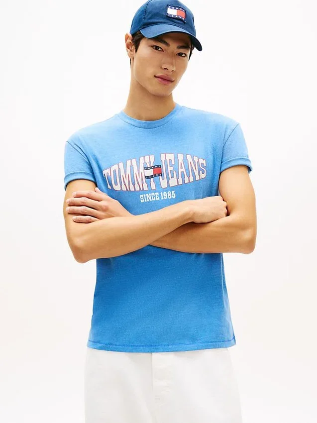 Camiseta Tommy Jeans com logotipo de bandeira ondulada Camiseta Tommy Jeans com logotipo de bandeira ondulada