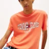 Camiseta Tommy Jeans com logotipo de bandeira ondulada Camiseta Tommy Jeans com logotipo de bandeira ondulada