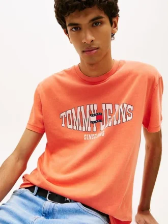 Camiseta Tommy Jeans com logotipo de bandeira ondulada