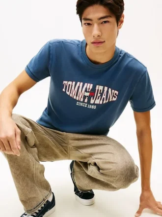 Camiseta Tommy Jeans com logotipo de bandeira ondulada