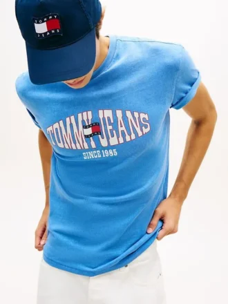 Camiseta Tommy Jeans com logotipo de bandeira ondulada