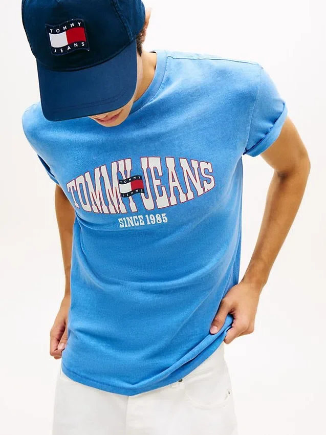 Camiseta Tommy Jeans com logotipo de bandeira ondulada Camiseta Tommy Jeans com logotipo de bandeira ondulada