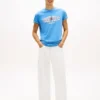 Camiseta Tommy Jeans com logotipo de bandeira ondulada Camiseta Tommy Jeans com logotipo de bandeira ondulada