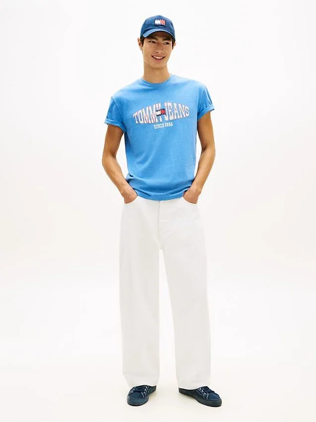 Camiseta Tommy Jeans com logotipo de bandeira ondulada Camiseta Tommy Jeans com logotipo de bandeira ondulada