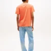Camiseta Tommy Jeans com logotipo de bandeira ondulada Camiseta Tommy Jeans com logotipo de bandeira ondulada