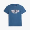 Camiseta Tommy Jeans com logotipo de bandeira ondulada Camiseta Tommy Jeans com logotipo de bandeira ondulada