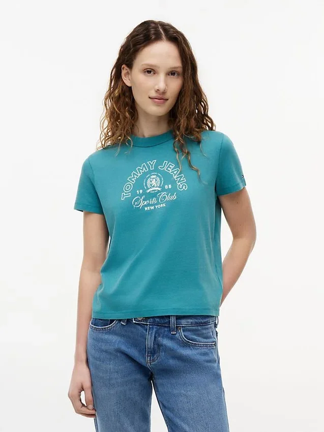 Camiseta Tommy Jeans com logotipo do Sports Club Camiseta Tommy Jeans com logotipo do Sports Club
