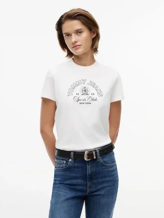 Camiseta Tommy Jeans com logotipo do Sports Club