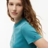 Camiseta Tommy Jeans com logotipo do Sports Club Camiseta Tommy Jeans com logotipo do Sports Club
