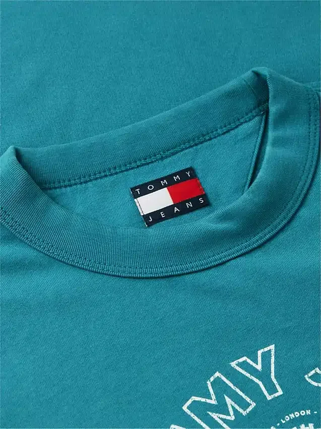 Camiseta Tommy Jeans com logotipo do Sports Club Camiseta Tommy Jeans com logotipo do Sports Club