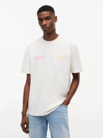 Camiseta Tommy Jeans com logotipo em degradê