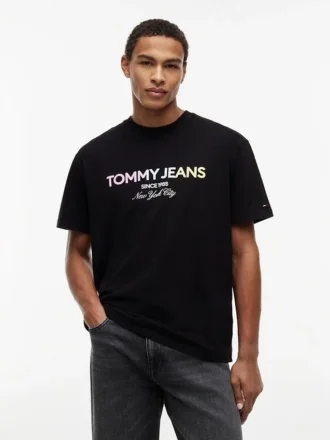Camiseta Tommy Jeans com logotipo em degradê