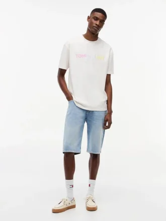 Camiseta Tommy Jeans com logotipo em degradê