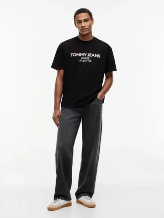 Camiseta Tommy Jeans com logotipo em degradê