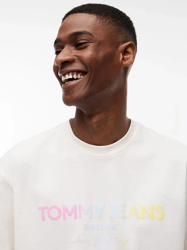 Camiseta Tommy Jeans com logotipo em degradê Camiseta Tommy Jeans com logotipo em degradê