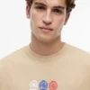 Camiseta Tommy Jeans com logotipo Multi-Crest Camiseta Tommy Jeans com logotipo Multi-Crest