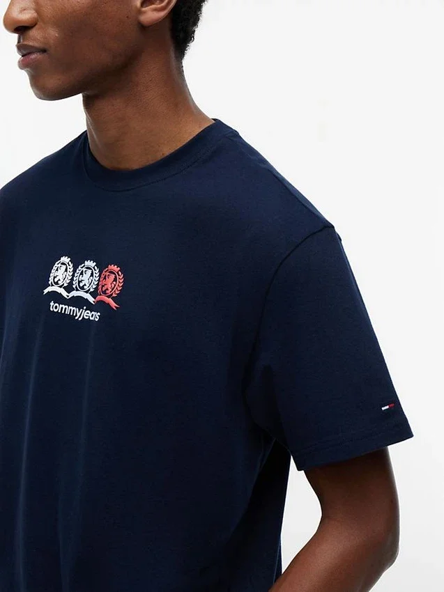 Camiseta Tommy Jeans com logotipo Multi-Crest Camiseta Tommy Jeans com logotipo Multi-Crest