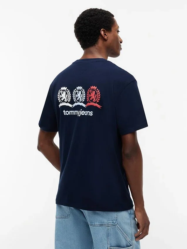 Camiseta Tommy Jeans com logotipo Multi-Crest Camiseta Tommy Jeans com logotipo Multi-Crest