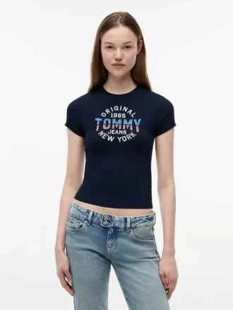 Camiseta Tommy Jeans com logotipo Retro NY