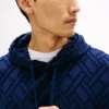 Camisola com capuz em veludo jacquard com logótipo de bandeira por todo o lado Camisola com capuz em veludo jacquard com logótipo de bandeira por todo o lado