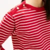 Camisola com gola em barco, riscas e botões dourados