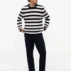 Camisola de croché às riscas com corte descontraído Camisola de croché às riscas com corte descontraído