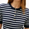 Camisola Henley de manga curta com riscas e ponto trançado Camisola Henley de manga curta com riscas e ponto trançado