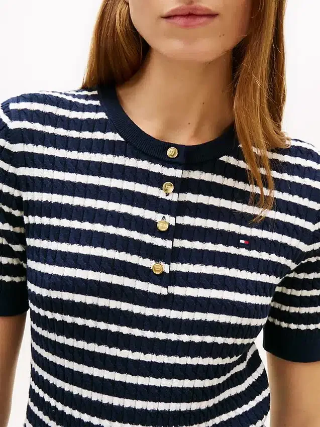 Camisola Henley de manga curta com riscas e ponto trançado Camisola Henley de manga curta com riscas e ponto trançado