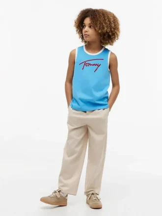 camisola sem mangas com logtipo tommy em letra cursiva para criana 2 3 330x440 - Camisola sem mangas com log&oacute;tipo Tommy em letra cursiva para crian&ccedil;a