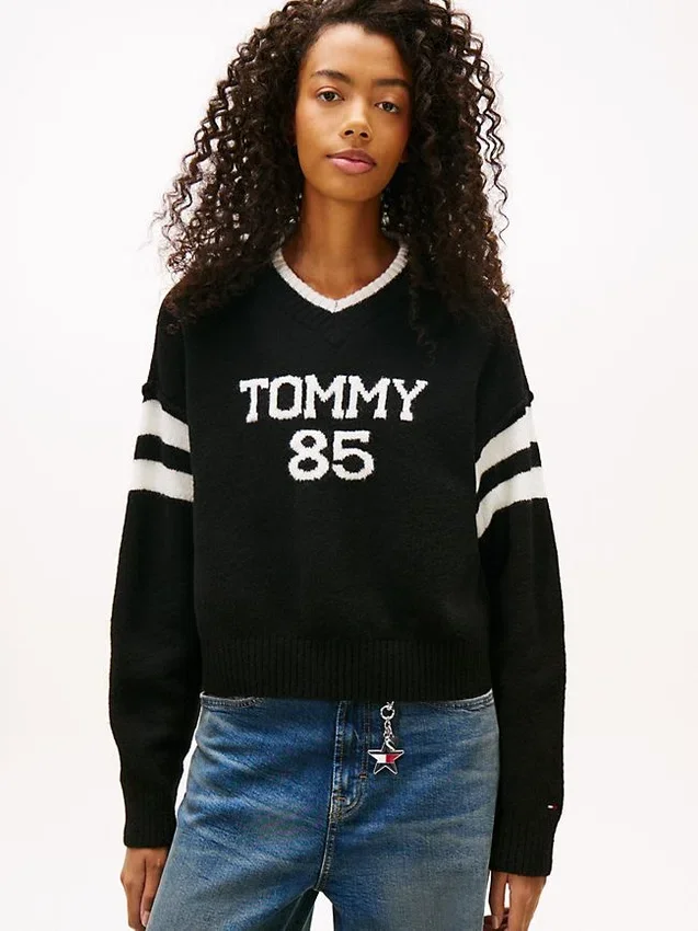 Camisola Tommy Jeans 85 Varsity com decote em V Camisola Tommy Jeans 85 Varsity com decote em V