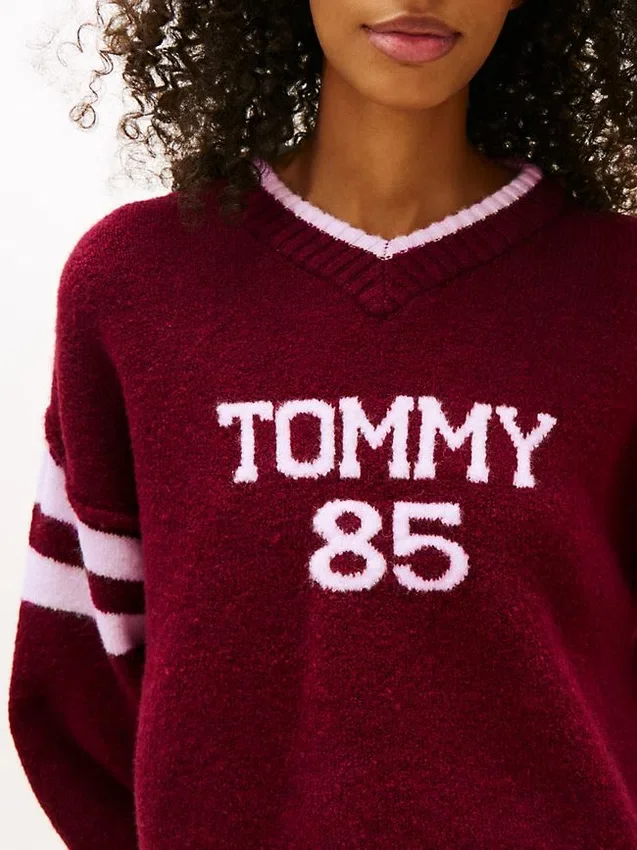 Camisola Tommy Jeans 85 Varsity com decote em V Camisola Tommy Jeans 85 Varsity com decote em V