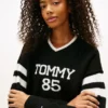 Camisola Tommy Jeans 85 Varsity com decote em V Camisola Tommy Jeans 85 Varsity com decote em V