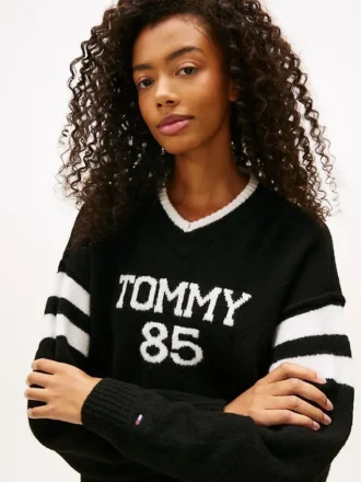 Camisola Tommy Jeans 85 Varsity com decote em V Camisola Tommy Jeans 85 Varsity com decote em V