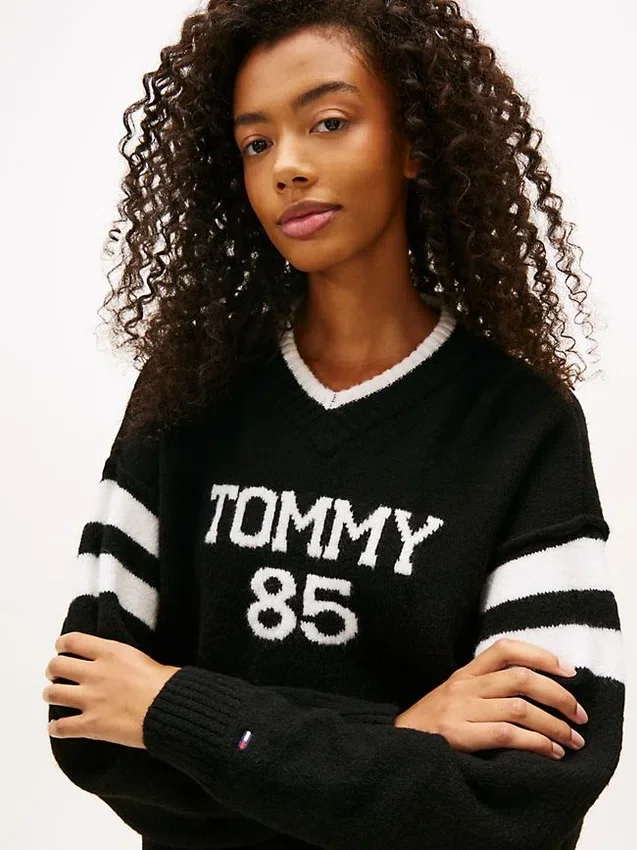 Camisola Tommy Jeans 85 Varsity com decote em V Camisola Tommy Jeans 85 Varsity com decote em V