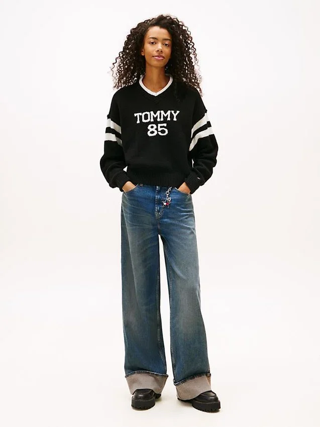 Camisola Tommy Jeans 85 Varsity com decote em V Camisola Tommy Jeans 85 Varsity com decote em V
