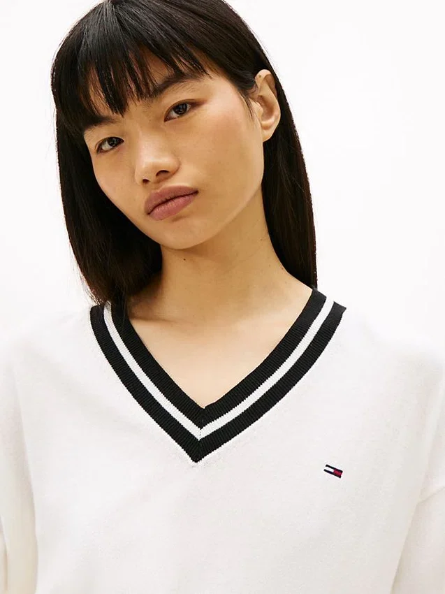 Camisola Tommy Jeans de corte descontraído com decote em V Camisola Tommy Jeans de corte descontraído com decote em V