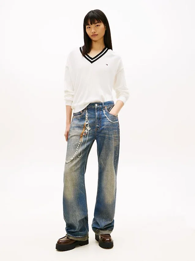 Camisola Tommy Jeans de corte descontraído com decote em V Camisola Tommy Jeans de corte descontraído com decote em V