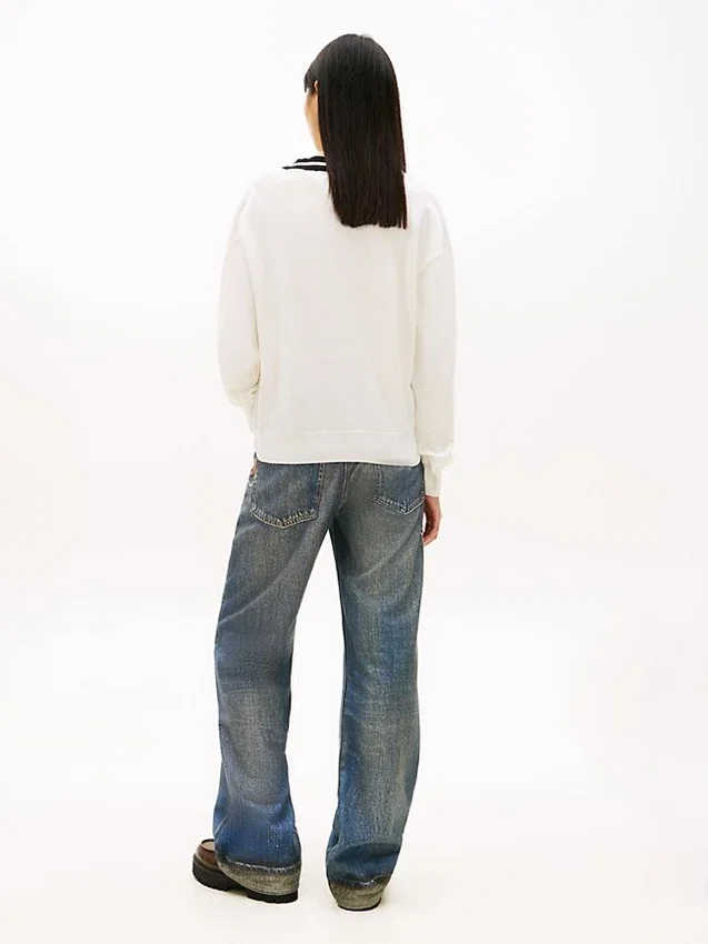 Camisola Tommy Jeans de corte descontraído com decote em V Camisola Tommy Jeans de corte descontraído com decote em V