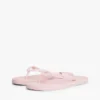 Chinelo com detalhes em monograma
