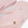 Chinelo com detalhes em monograma
