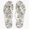 Chinelo com detalhes metálicos e estampa TH Script Chinelo com detalhes metálicos e estampa TH Script