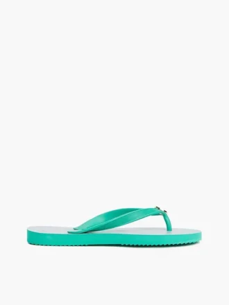 Chinelo com monograma e detalhes em metal