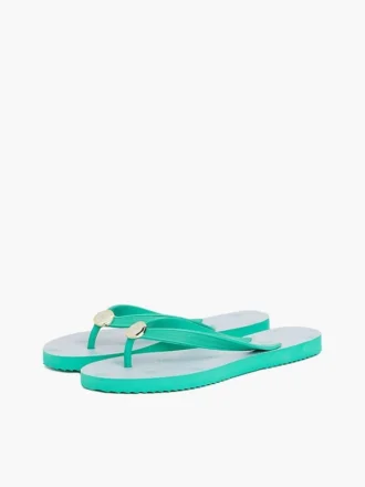 Chinelo com monograma e detalhes em metal